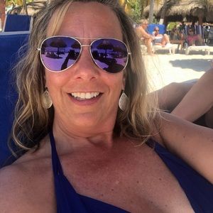 Meet your Posher, Lorrie